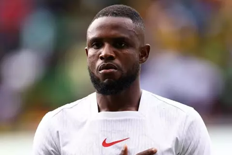 لاعب نيجيريا: تعليقات الجماهير بعد الهزائم تزعجنا.. وشيل غير كل شيء